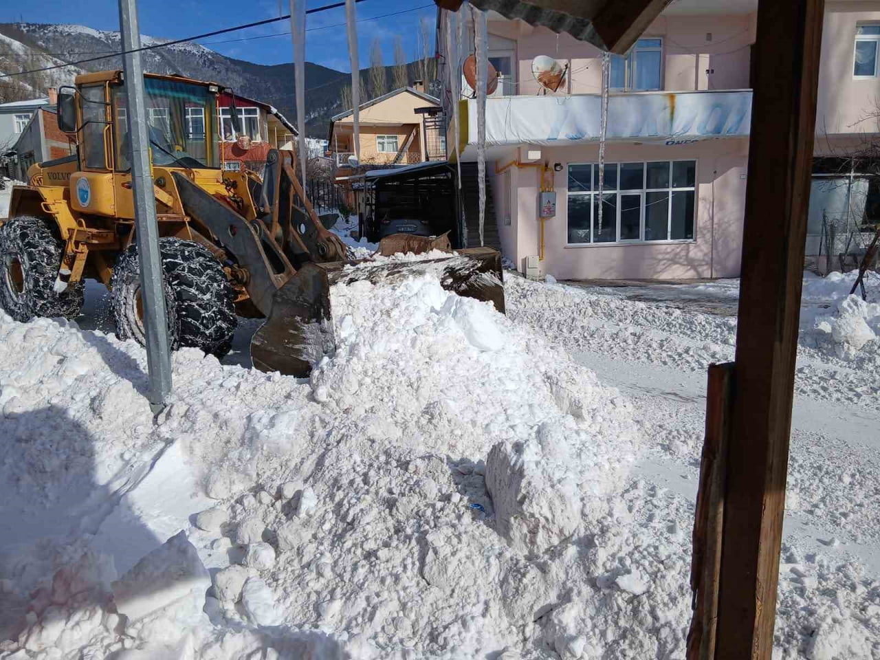 ARDAHAN’IN POSOF İLÇESİNDE KARLA MÜCADELE ÇALIŞMALARI SÜRDÜRÜLÜYOR.