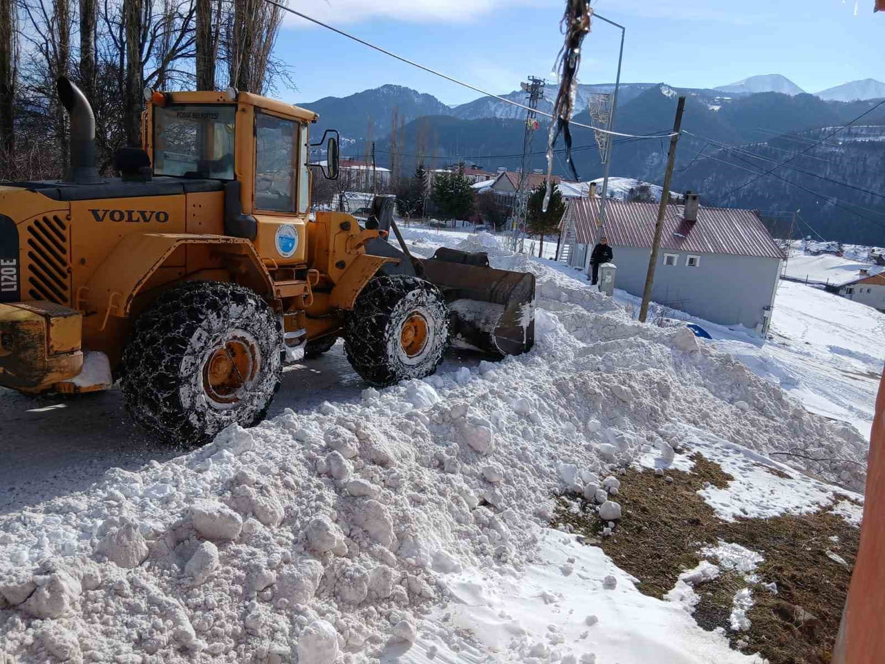 ARDAHAN’IN POSOF İLÇESİNDE KARLA MÜCADELE ÇALIŞMALARI SÜRDÜRÜLÜYOR.