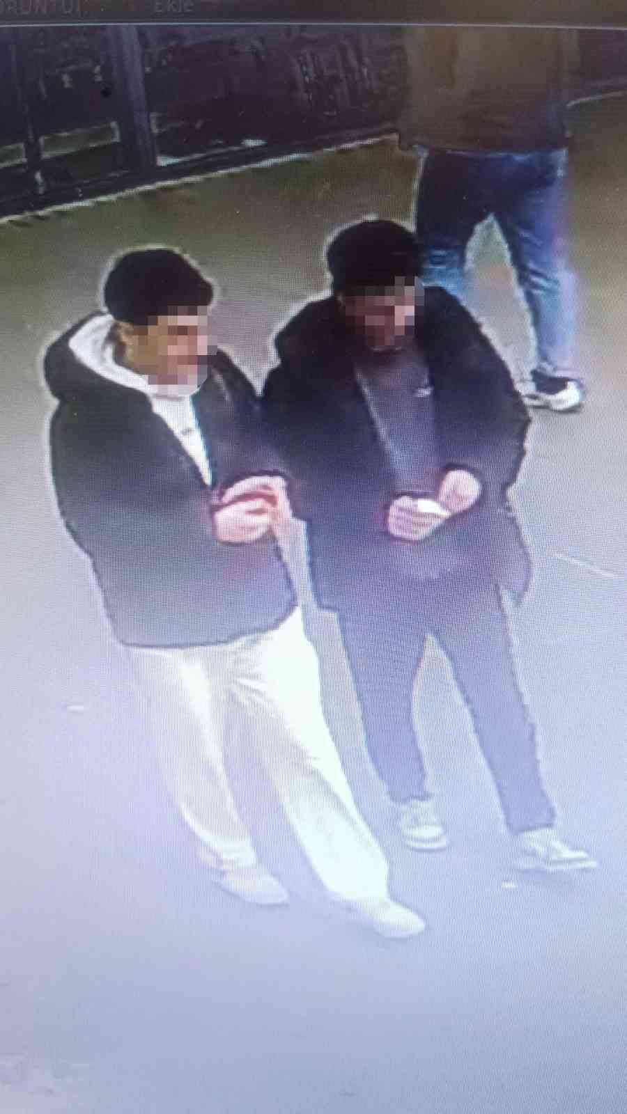 ARNAVUTKÖY’DE AVM’DE PARFÜM HIRSIZLIĞI KAMERADA