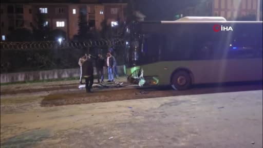 Arnavutköy’de, yolcu otobüsü ile otomobil çarpıştı: 4 yaralı