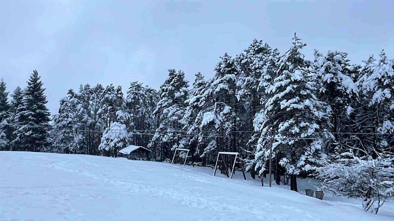 ARTVİN'DE ETKİLİ OLAN KAR YAĞIŞI ÜNLÜ KAFKASÖR YAYLASINI BEYAZA BÜRÜDÜ. YAZ AYLARINDA DOLUP TAŞAN...