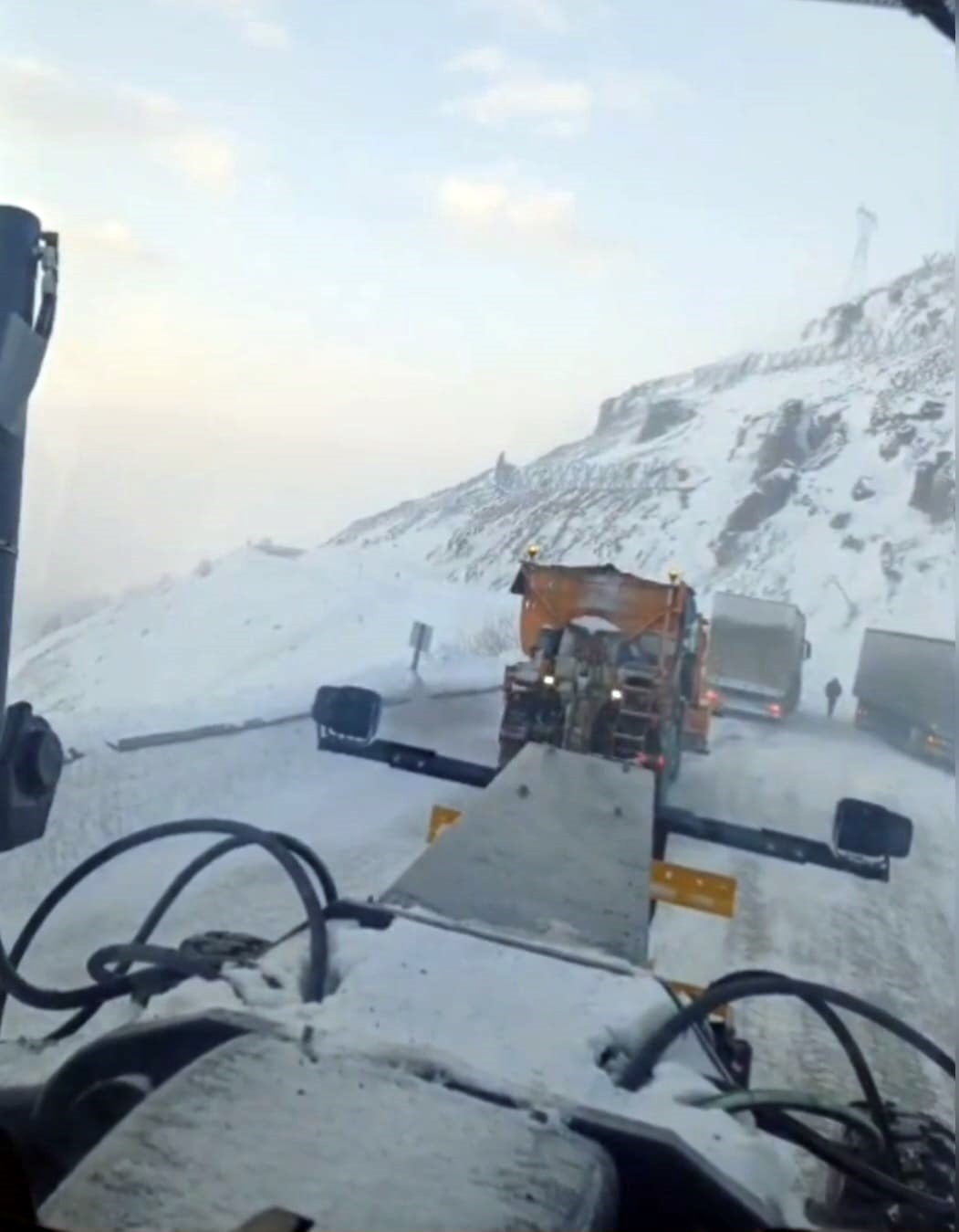 ARTVİN-ARDAHAN KARAYOLUNDAKİ 2 BİN 540 RAKIMLI SAHARA GEÇİDİ’NDE YOĞUN KAR, TİPİ VE ÇIĞ RİSKİ...