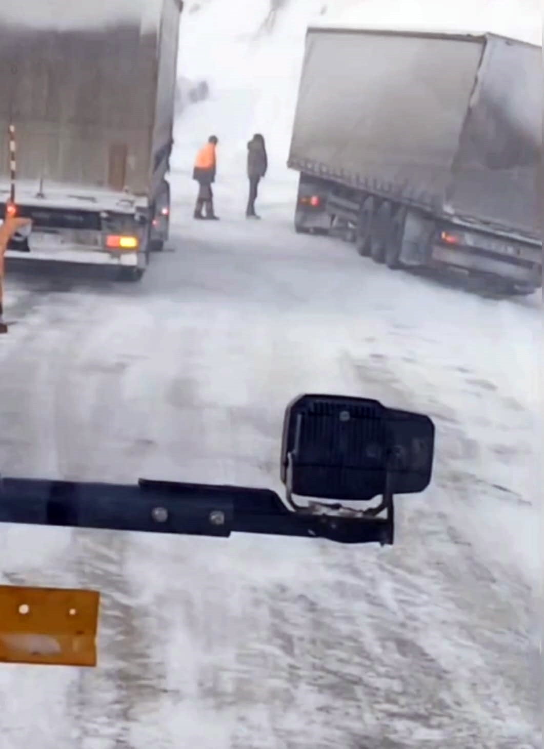 ARTVİN-ARDAHAN KARAYOLUNDAKİ 2 BİN 540 RAKIMLI SAHARA GEÇİDİ’NDE YOĞUN KAR, TİPİ VE ÇIĞ RİSKİ...