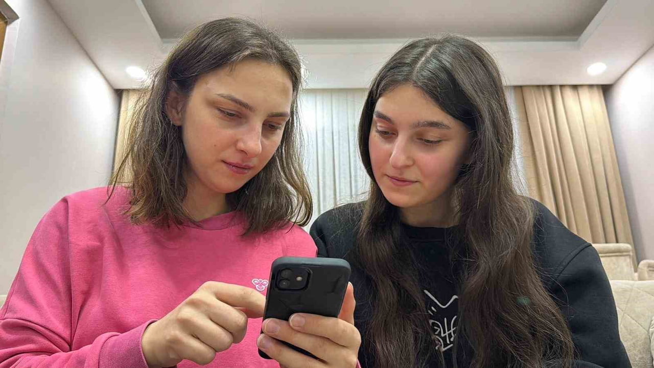 ARTVİN’DE ARALARINDA 11 YAŞ FARK BULUNAN İKİ KARDEŞİN AYNI TELEFONU YÜZ TANIMA ÖZELLİĞİYLE...