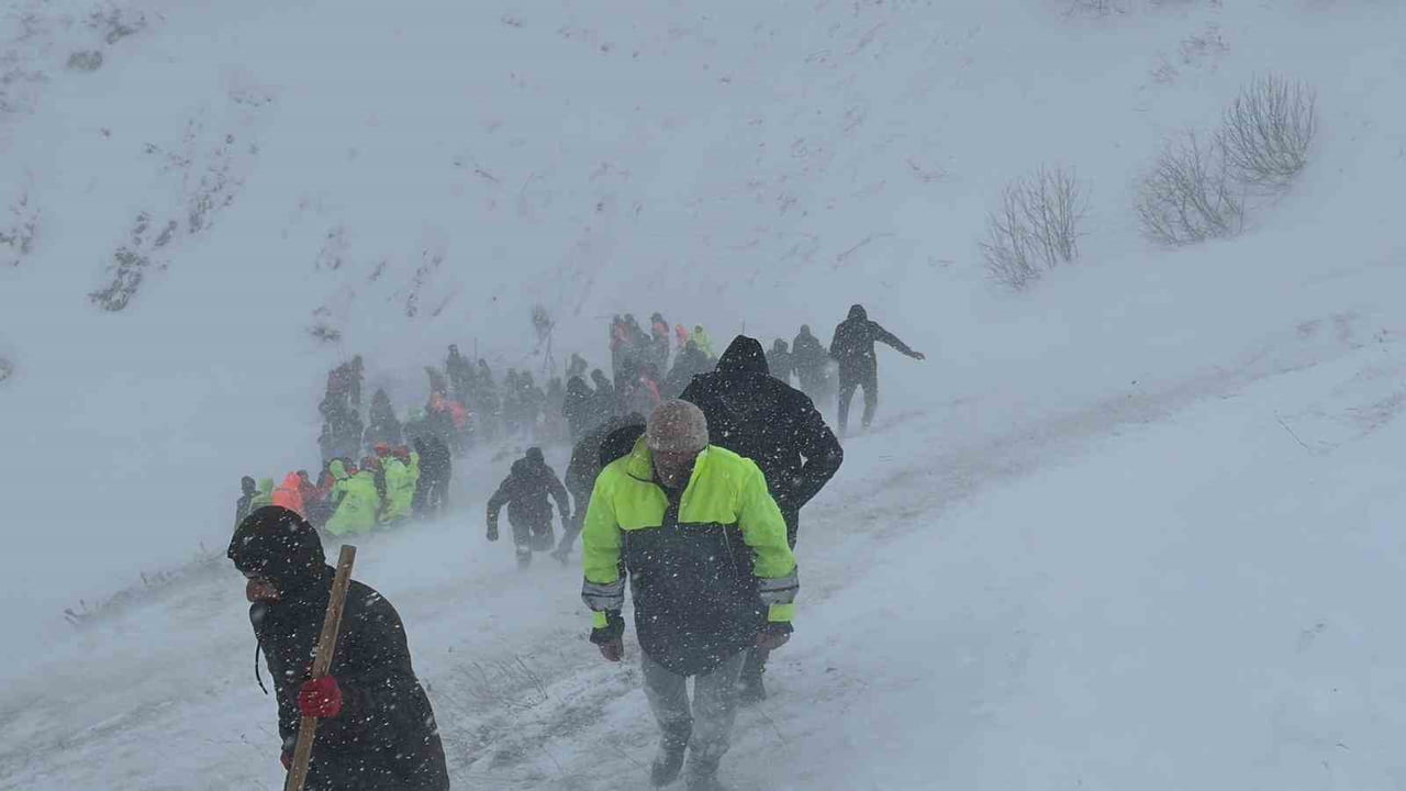 ARTVİN’DE ÇIĞ ALTINDA KALAN ÇOBANI ARAMA VE KURTARMA ÇALIŞMALARININ ÜÇÜNCÜ GÜNÜNDE DE BİR BULGUYA...