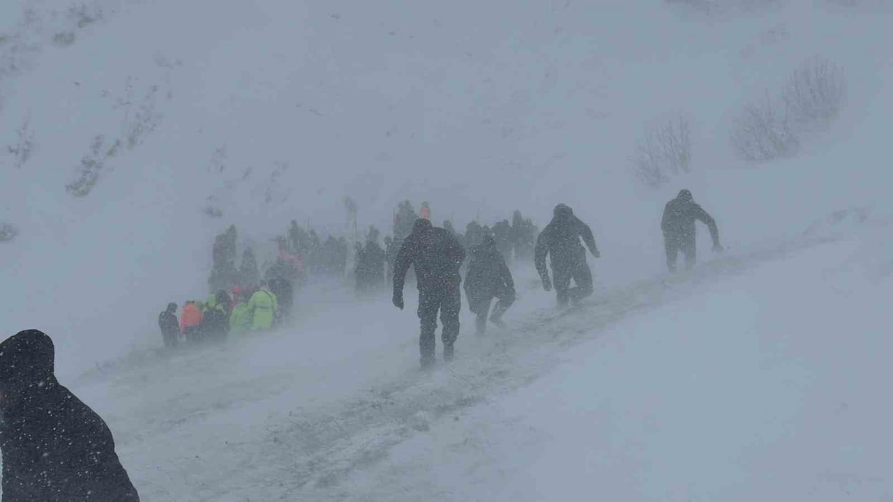 ARTVİN’DE ÇIĞ ALTINDA KALAN ÇOBANI ARAMA VE KURTARMA ÇALIŞMALARININ ÜÇÜNCÜ GÜNÜNDE DE BİR BULGUYA...
