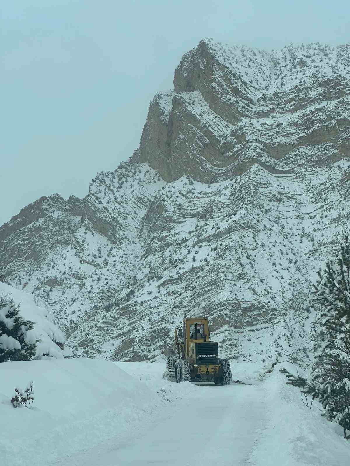 ARTVİN’DE KAR YAĞIŞI NEDENİYLE KAPLI OLAN KÖY YOLLARI ULAŞIMA ÇALIŞMALARI SÜRÜYOR. SON OLARAK 6...