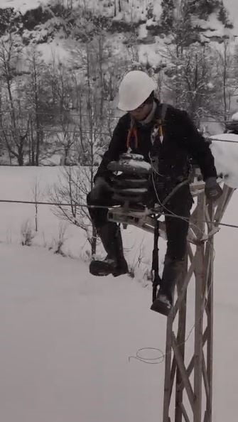 ARTVİN’DE KAR YAĞIŞININ YOL AÇTIĞI ELEKTRİK KESİNTİLERİNDE ÇORUH EDAŞ EKİPLERİ, ZORLU COĞRAFYADA ...