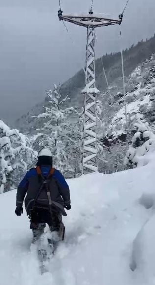ARTVİN’DE KAR YAĞIŞININ YOL AÇTIĞI ELEKTRİK KESİNTİLERİNDE ÇORUH EDAŞ EKİPLERİ, ZORLU COĞRAFYADA ...