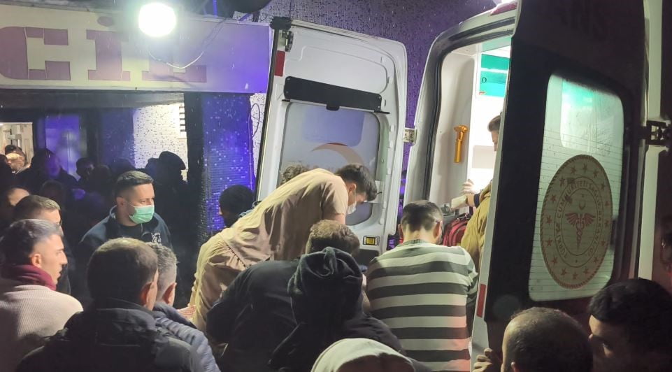 ARTVİN’İN ARDANUÇ İLÇESİNDE UÇURUMA YUVARLANAN ARAÇTA AĞIR YARALANAN SÜRÜCÜNÜN KALBİ DURUNCA...