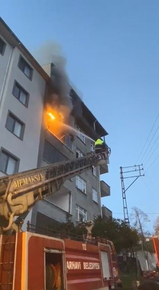 ARTVİN’İN ARHAVİ İLÇESİNDE 5 KATLI BİR APARTMANIN ÜÇÜNCÜ KATINDAKİ DAİREDE ÇIKAN YANGIN PANİĞE...