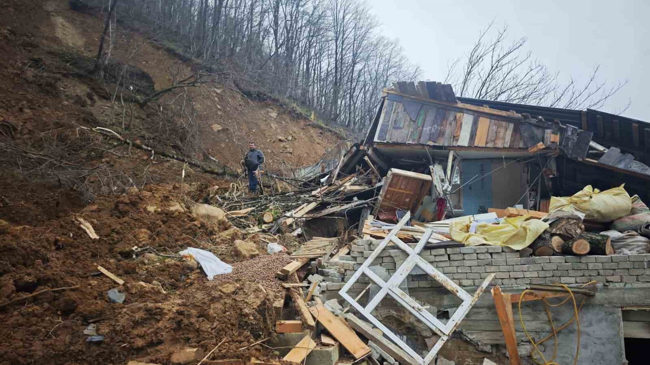 ARTVİN’İN BORÇKA İLÇESİNDE KAR YAĞIŞININ ARDINDAN YAŞANAN TOPRAK KAYMASI, MADDİ HASARA YOL AÇTI....