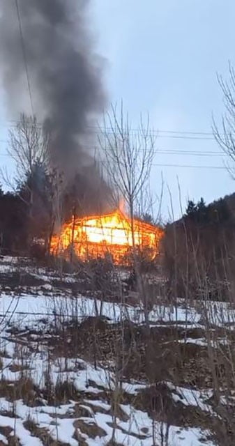 ARTVİN’İN ŞAVŞAT İLÇESİNE BAĞLI DEREİÇİ KÖYÜNDE AHMET UZUN’A AİT AHŞAP BİR EVİNDE YANGIN ÇIKTI....