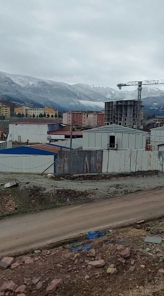 ARTVİN’İN SEYİTLER BÖLGESİNDE YAPIMI DEVAM EDEN TOKİ KONUT İNŞAATINDA MEYDANA GELEN İŞ KAZASINDA...