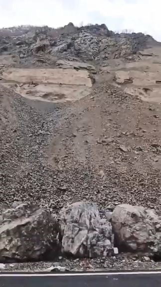 ARTVİN-ŞAVŞAT KARAYOLU’NDA MEYDANA GELEN HEYELANDA YOL KISA SÜRELİĞİNE ULAŞIMA KAPANIRKEN, BİR...