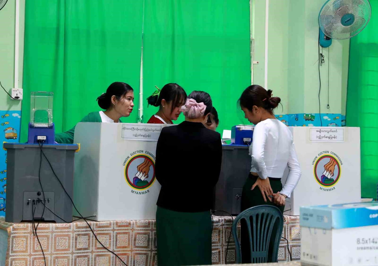 ASKERİ YÖNETİM KONTROLÜNDEKİ MYANMAR’DA HALK, İLK TURU 28 ARALIK’TA YAPILAN PARLAMENTO SEÇİMİNİN...