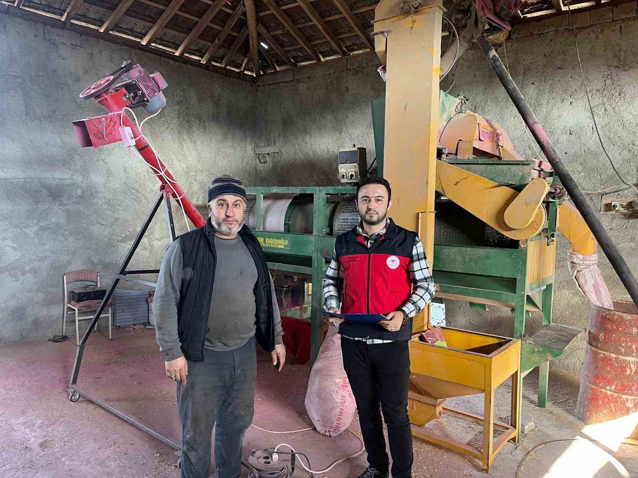 ASLANAPA’DA SELEKTÖR VE YEM EZME MAKİNELERİ DENETLENDİ