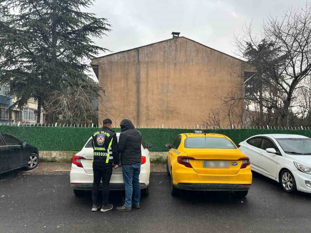 ATAŞEHİR’DE BİR ALIŞVERİŞ MERKEZİ ÖNÜNDE ARACINA ALDIĞI VE 2'Sİ ENGELLİ 4 YOLCUYU ÇEŞİTLİ...