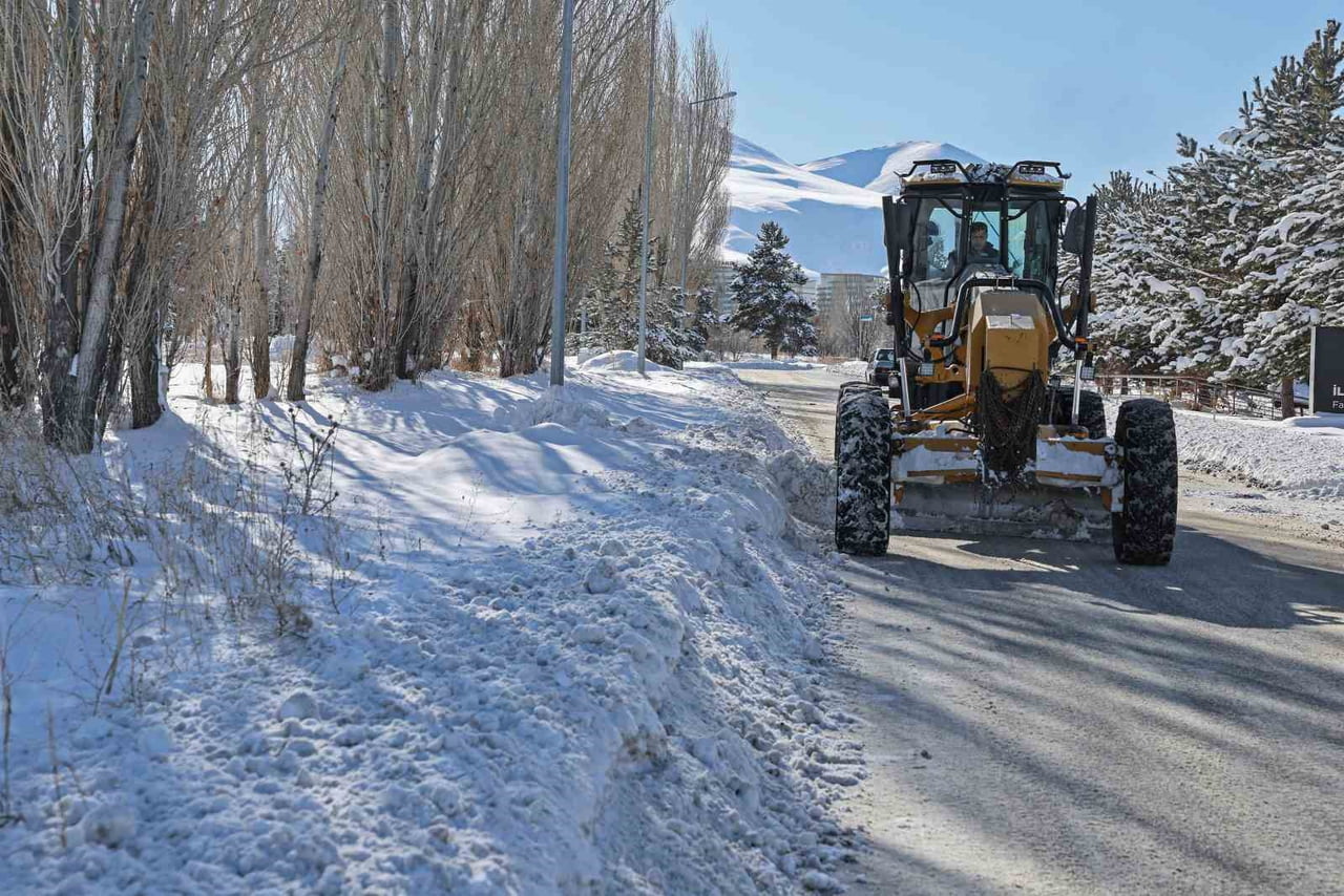 ATATÜRK ÜNİVERSİTESİ KAMPÜSÜNDE, ETKİLİ OLAN YOĞUN KAR YAĞIŞININ ARDINDAN EĞİTİM-ÖĞRETİM VE GÜNLÜK...