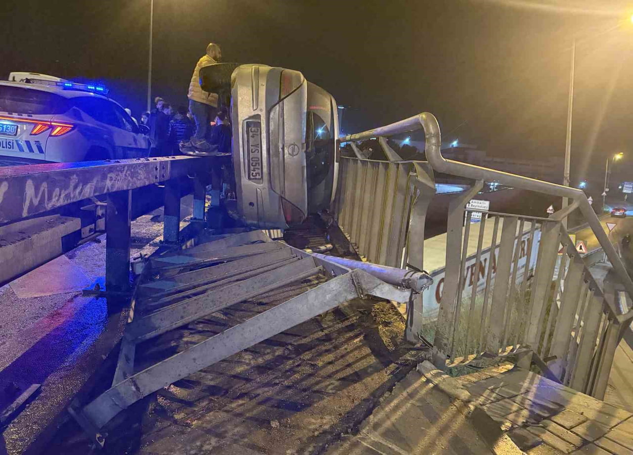 AVCILAR, E-5 YAN YOL SEYİR HALİNDE BULUNAN OTOMOBİL BAŞKA BİR ARACA ÇARPARAK BARİYERLE KÖPRÜ...