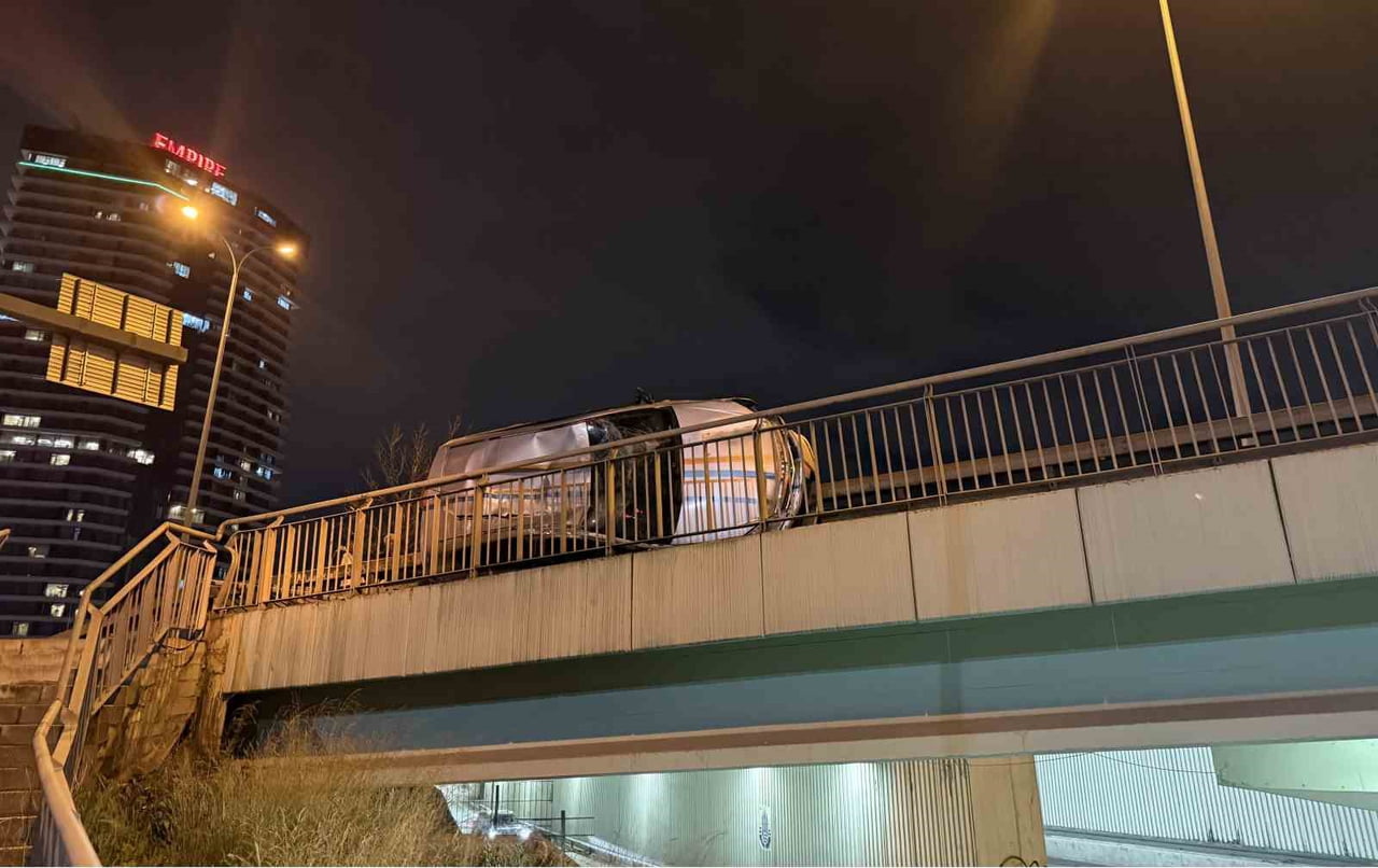 AVCILAR, E-5 YAN YOL SEYİR HALİNDE BULUNAN OTOMOBİL BAŞKA BİR ARACA ÇARPARAK BARİYERLE KÖPRÜ...