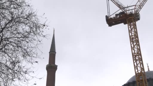 Ayasofya Camii'nin alemi şiddetli rüzgar nedeniyle düştü