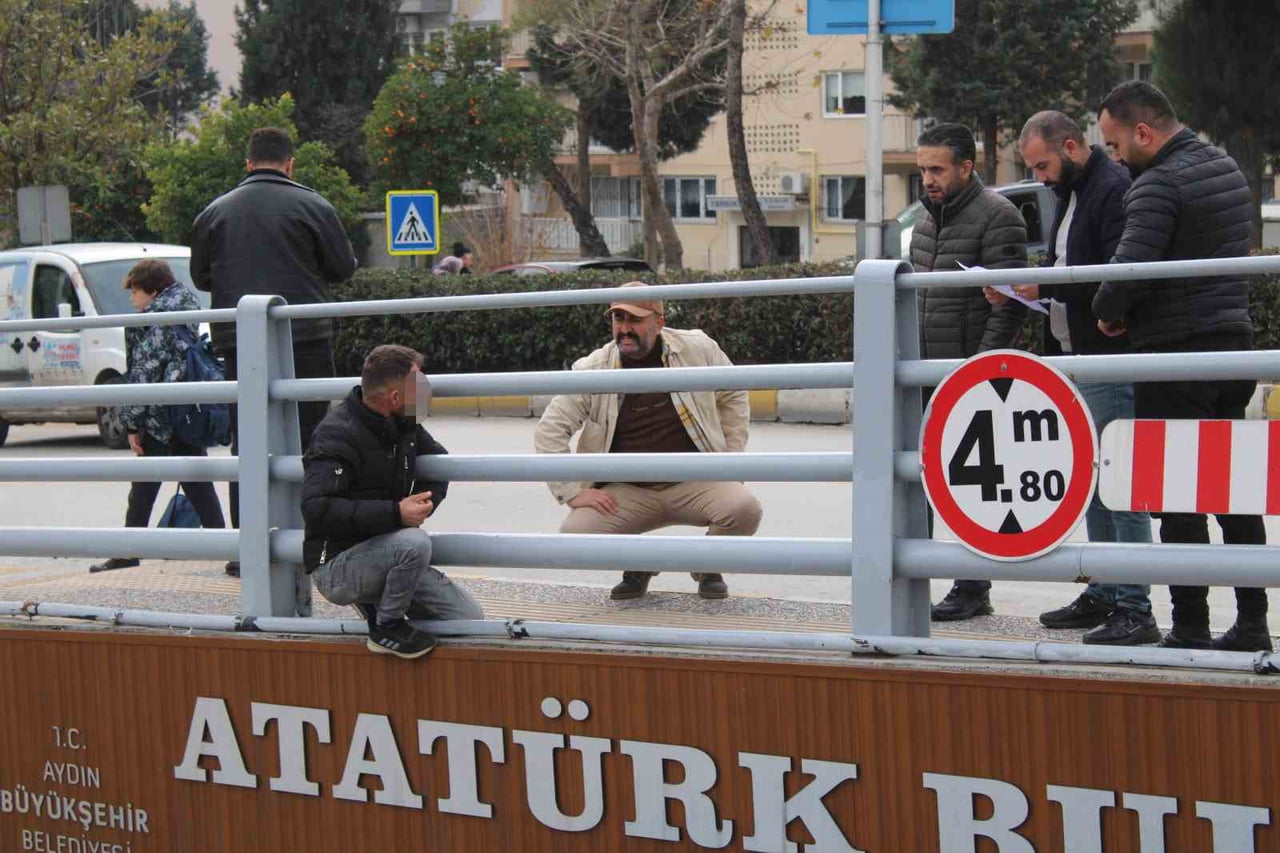 AYDIN'IN EFELER İLÇESİNDE AİLEVİ SORUNLARI OLDUĞU VE ÇOCUKLARINI GÖREMEDİĞİ ÖĞRENİLEN VATANDAŞ...