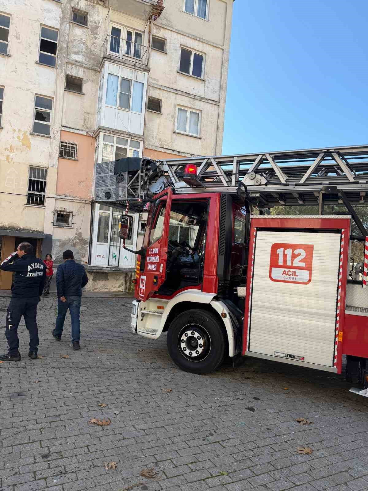 AYDIN'IN EFELER İLÇESİNDE BİR EVDE ÇAMAŞIR MAKİNESİNİN ELEKTRİK KABLOSUNUN ALEV ALMASI SONUCU...