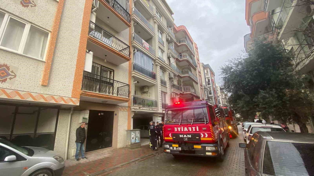 AYDIN'IN EFELER İLÇESİNDE BİR EVİN MUTFAĞINDAKİ ASPİRATÖRDEN KAYNAKLANAN YANGINDA MADDİ HASAR...