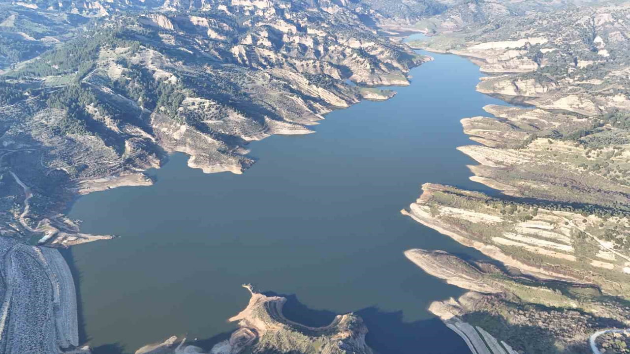 AYDIN'IN EFELER İLÇESİNDE BULUNAN VE ÇİFTÇİLERİN CAN DAMARLARINDAN OLAN İKİZDERE BARAJI, YENİ YIL...