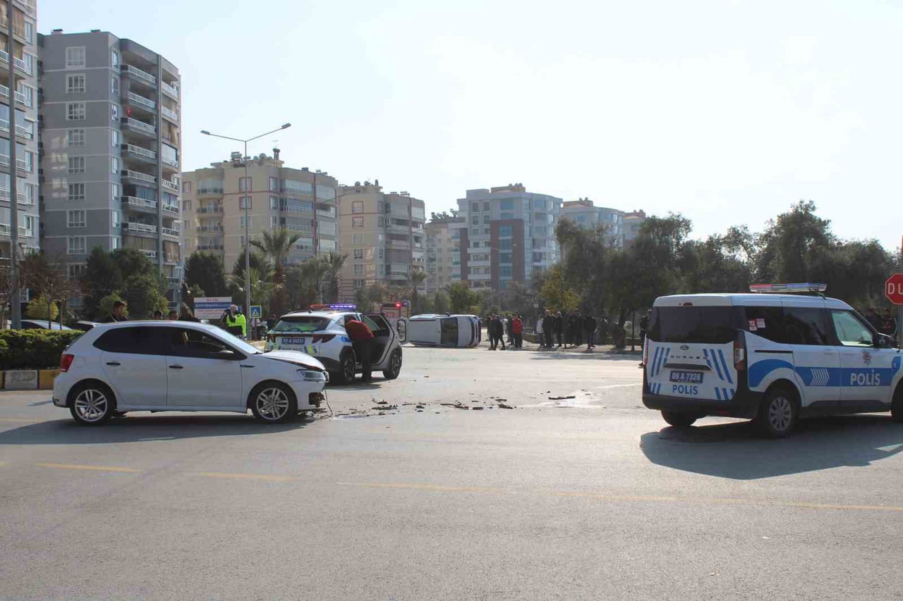 AYDIN'IN EFELER İLÇESİNDE KAVŞAKTA İKİ ARACIN ÇARPIŞMASI SONUCU MEYDANA GELEN KAZADA BİR ARAÇ...