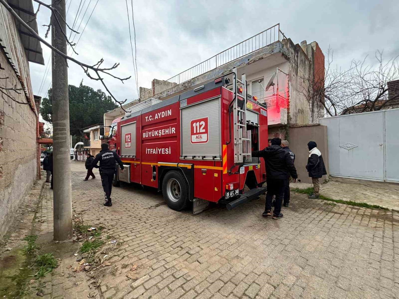 AYDIN'IN EFELER İLÇESİNDE METRUK BİR BİNA İÇERİSİNDE BULUNAN KANEPENİN TUTUŞMASI SONUCU MEYDANA...