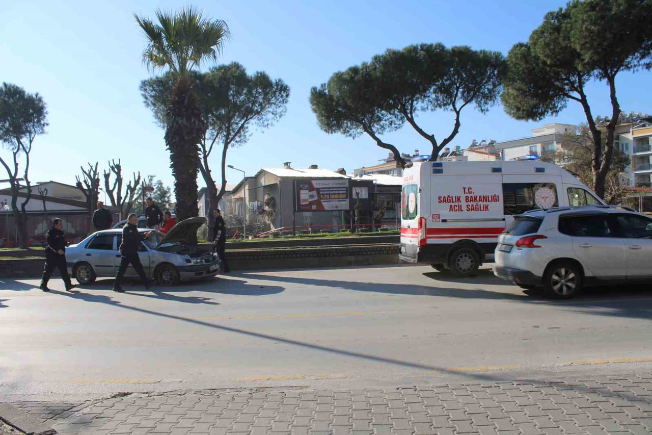 AYDIN'IN EFELER İLÇESİNDE SEYİR HALİNDEYKEN ÖNÜNDEKİ MİNİBÜS İLE OTOMOBİLİN ÇARPIŞMASI SONUCU...