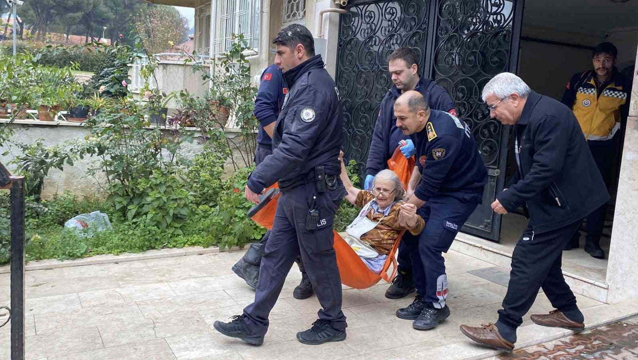 AYDIN'IN EFELER İLÇESİNDE YAŞLI BİR KADININ TAZİYE EVİNE YEMEK YAPARKEN ÇIKAN YANGIN BÜYÜMEDEN...