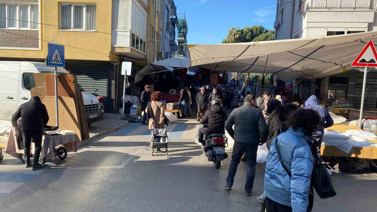AYDIN'IN EFELER İLÇESİNDEKİ SALI PAZARI'NDA İKİ ESNAF ARASINDA İDDİAYA GÖRE YER ANLAŞMAZLIĞI...