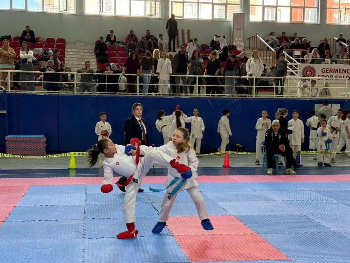 AYDIN'IN GERMENCİK İLÇESİNDE DÜZENLENEN KARATE ŞAMPİYONASINDA TATAMİYE ÇIKAN MİNİKLER ŞAMPİYONLUK...