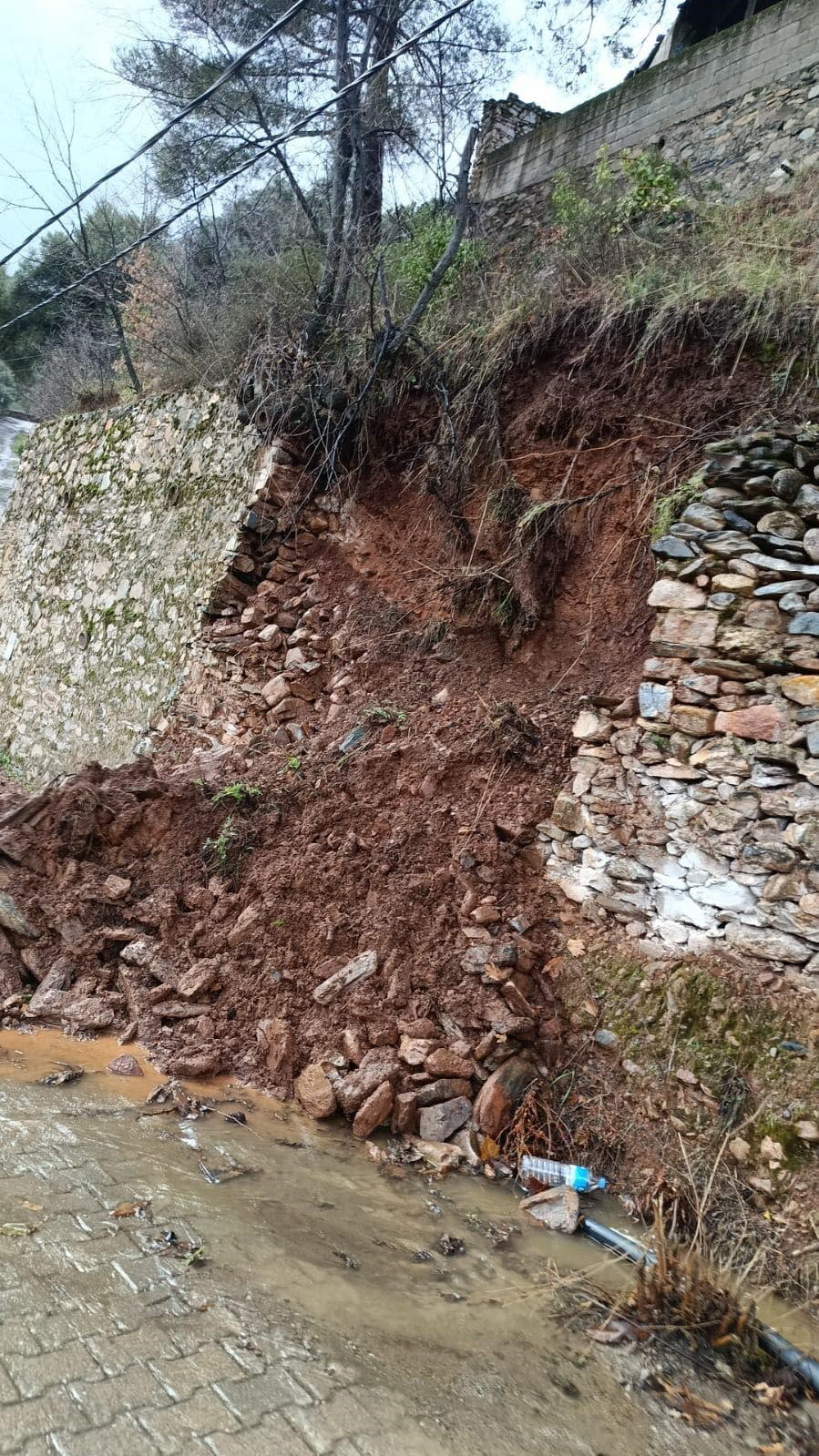 AYDIN'IN KARACASU İLÇESİNDE ETKİLİ OLAN SAĞANAK YAĞIŞ SEBEBİYLE İSTİNAT DUVARI ÇÖKERKEN, YOLLARDA...