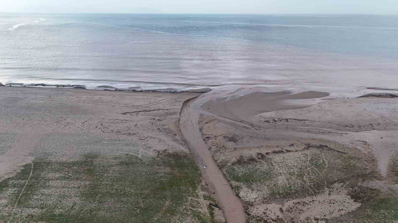 AYDIN'IN KUŞADASI İLÇESİNDE ETKİLİ OLAN SAĞANAK YAĞIŞIN ARDINDAN TAŞKINLAR YAŞANIRKEN, PLAJDA...
