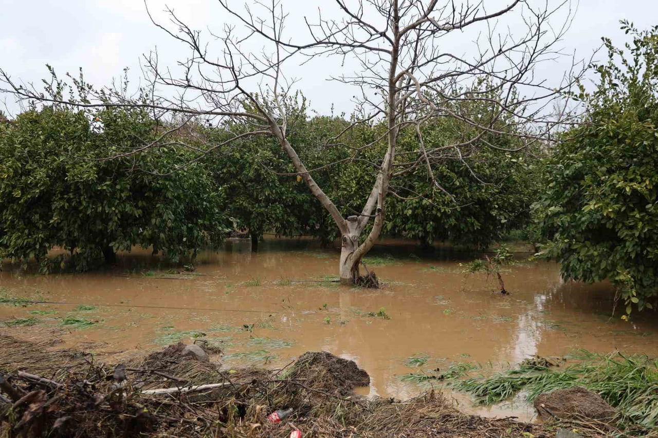AYDIN'IN KUŞADASI İLÇESİNDE ETKİLİ OLAN SAĞANAK YAĞIŞLA BERABER YAŞANAN SEL BASKINI SONRASIDAN...