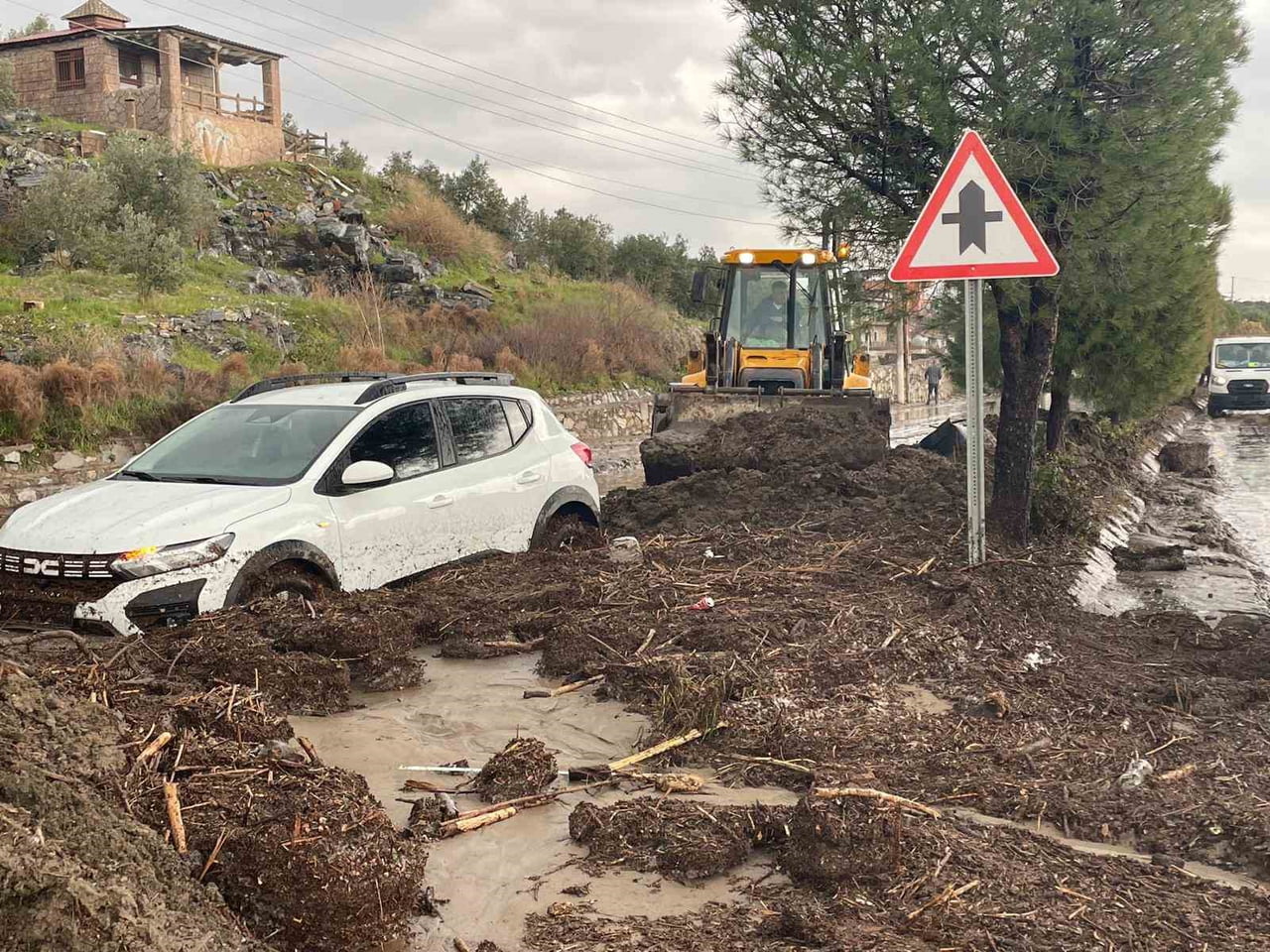 AYDIN'IN SÖKE İLÇESİNDE ETKİLİ OLAN AŞIRI YAĞIŞLARIN ARDINDAN SÖKE BELEDİYESİ, İLÇENİN DÖRT BİR...