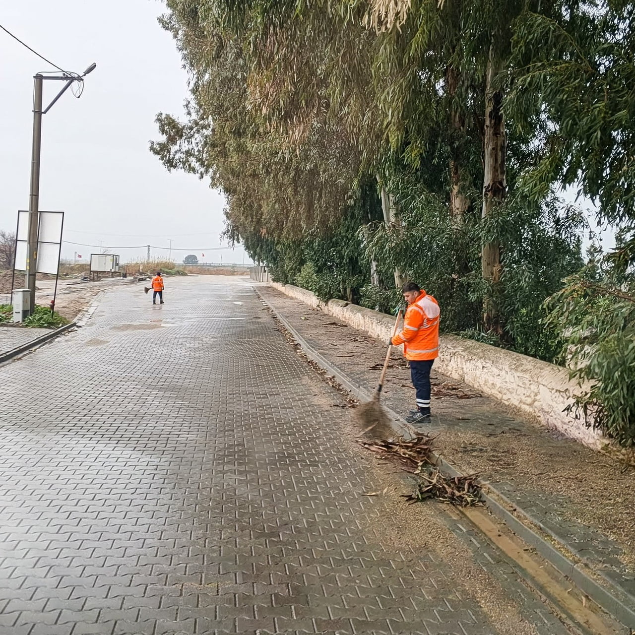 AYDIN’DA ETKİLİ OLAN YAĞIŞLARDA VATANDAŞIN MAĞDUR OLMAMASI İÇİN EFELER BELEDİYESİ İLÇENİN DÖRT BİR...