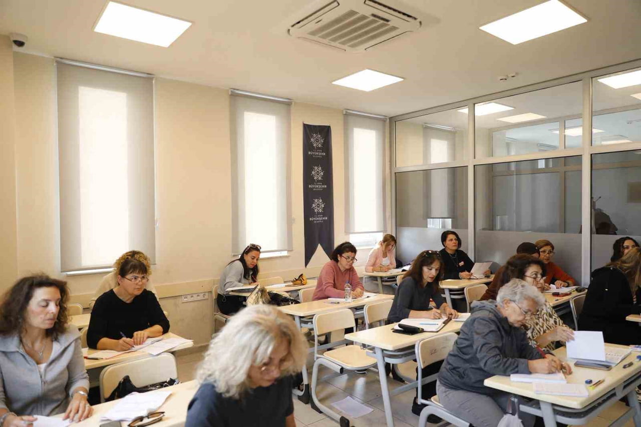 AYDIN’DA HER YAŞTAN VATANDAŞ İNGİLİZCE ÖĞRENİYOR