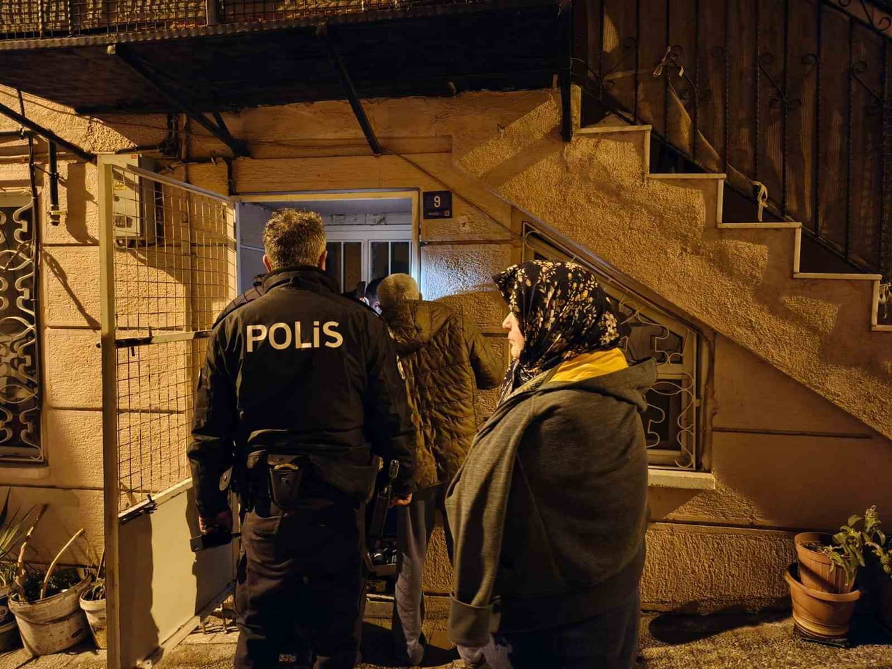 AYDIN’DA YENİ YILA EV TEMİZLİĞİ YAPARAK GİREN YAŞLI BİR KADIN, ÇAMAŞIR ASMAK İÇİN ÇIKTIĞI BALKONDA...