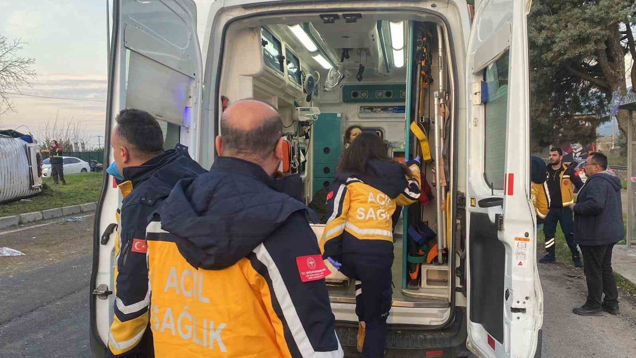 AYDIN-DENİZLİ KARAYOLU'NDA BUZLANMA SEBEBİYLE İŞÇİLERİ TAŞIYAN MİNİBÜSÜN DEVRİLMESİYLE ADETA CAN...