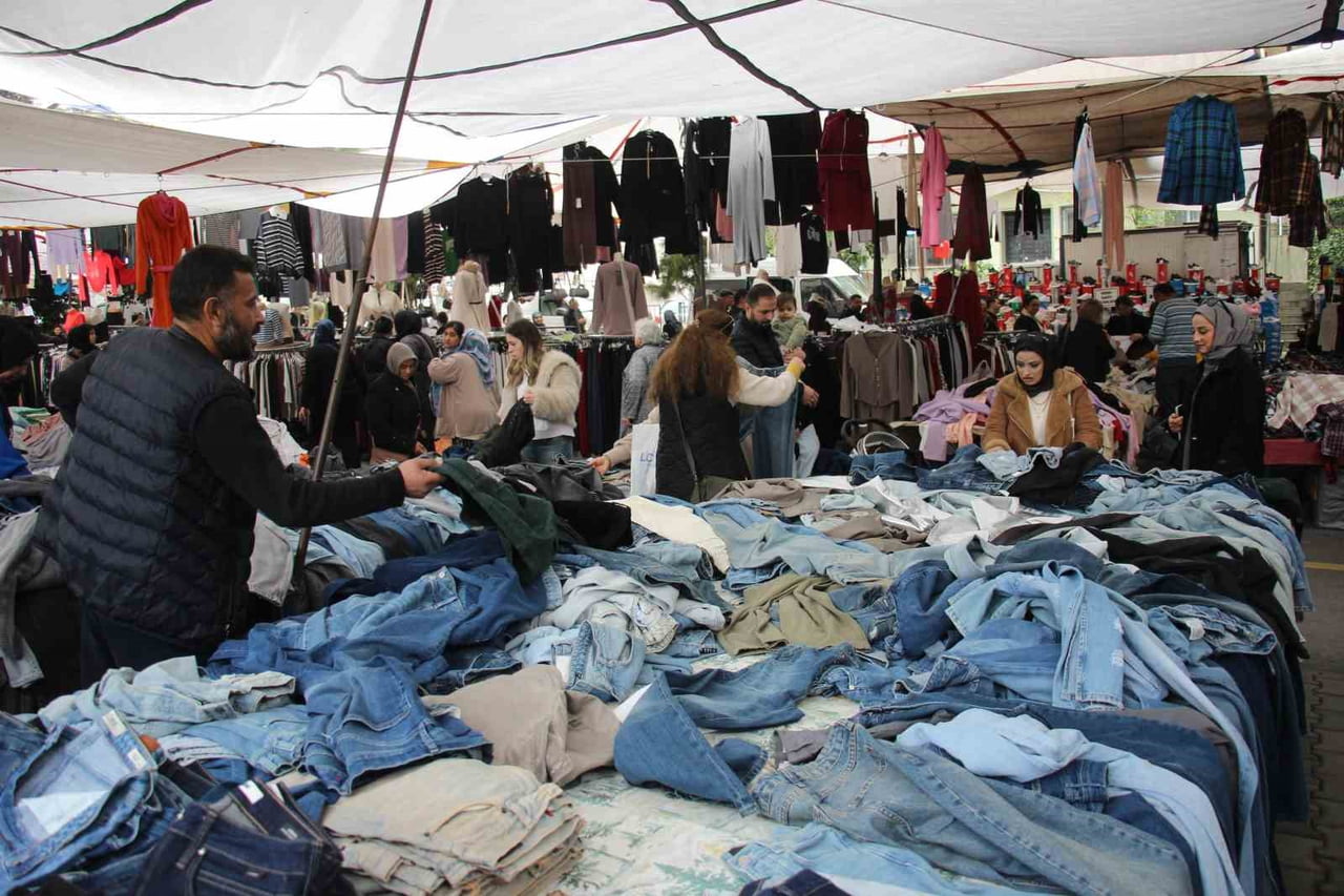 AYDIN’IN EN ESKİ SEMT PAZARI OLAN SALI PAZARI, GİYİM ALIŞVERİŞİNİ UYGUN FİYATA YAPMAK İSTEYEN...