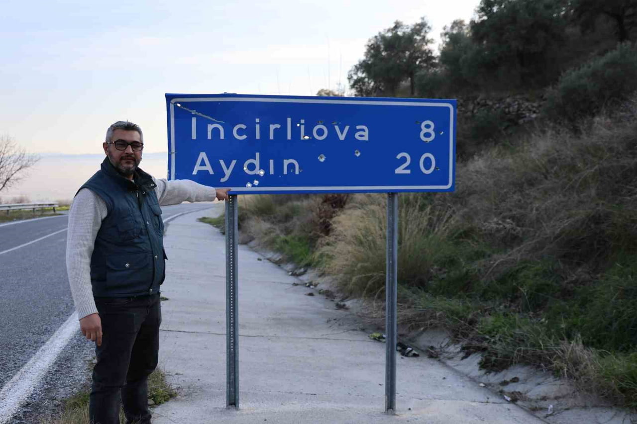 AYDIN’IN KIRSAL MAHALLELERİNDE YOL GÜVENLİĞİ İÇİN YERLEŞTİRİLEN TRAFİK LEVHALARI VE YÖN...