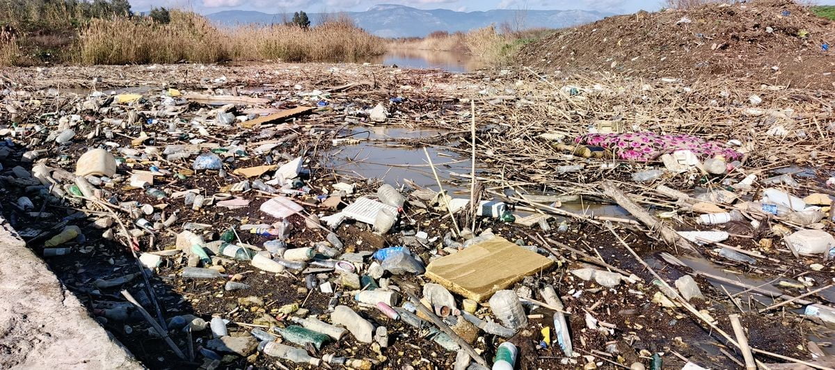 AYDIN’IN SÖKE İLÇESİNDEKİ TARİHİ TAŞKÖPRÜ’NÜN ARKASINDA BİRİKEN PLASTİK ATIKLAR, SU SEVİYESİNİN...