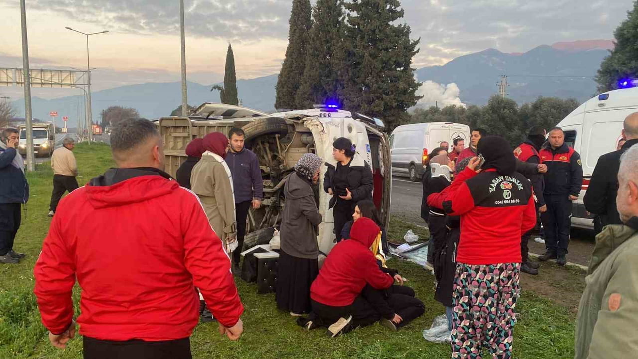 AYDIN’IN SULTANHİSAR İLÇESİNDE PORTAKAL İŞÇİLERİNİ TAŞIYAN SERVİS MİNİBÜSÜNÜN BUZLANMA SEBEBİYLE...