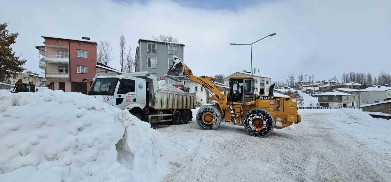 AYDINTEPE’DE KAR KÜREME VE TUZLAMA ÇALIŞMALARI SÜRÜYOR