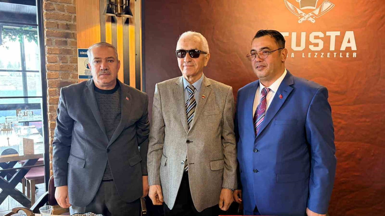 AYRICA CEMİYET ÜYESİ VE ESKİ BAŞKANLARDAN İHSAN TUNÇOĞLU'NA, (ORTADA) EGE FEDERASYONU TARAFINDAN...